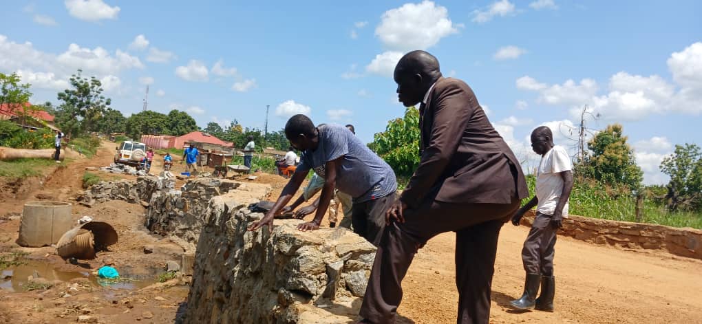 Yei commissioner inspecting Kanjoro bridge ( photo by Christopher Taharir)
