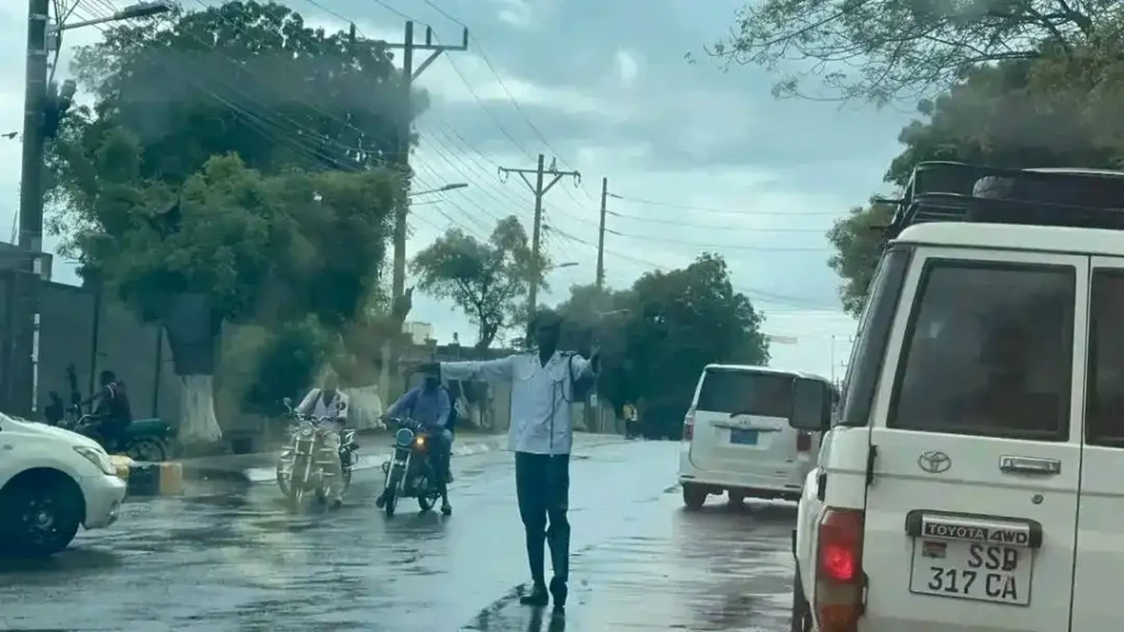 Juba Traffic Officer Wins Praise for Duty in Heavy Rain