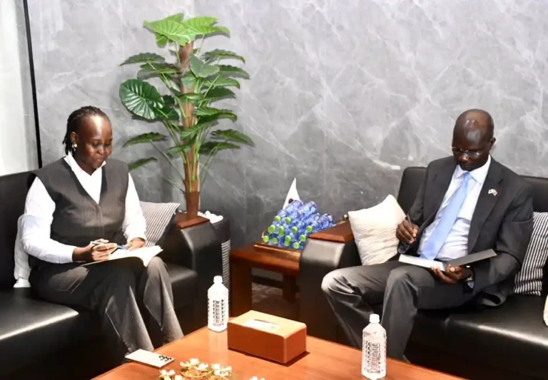 Central Bank and Trade Ministry Ask Traders to Bank Their Money