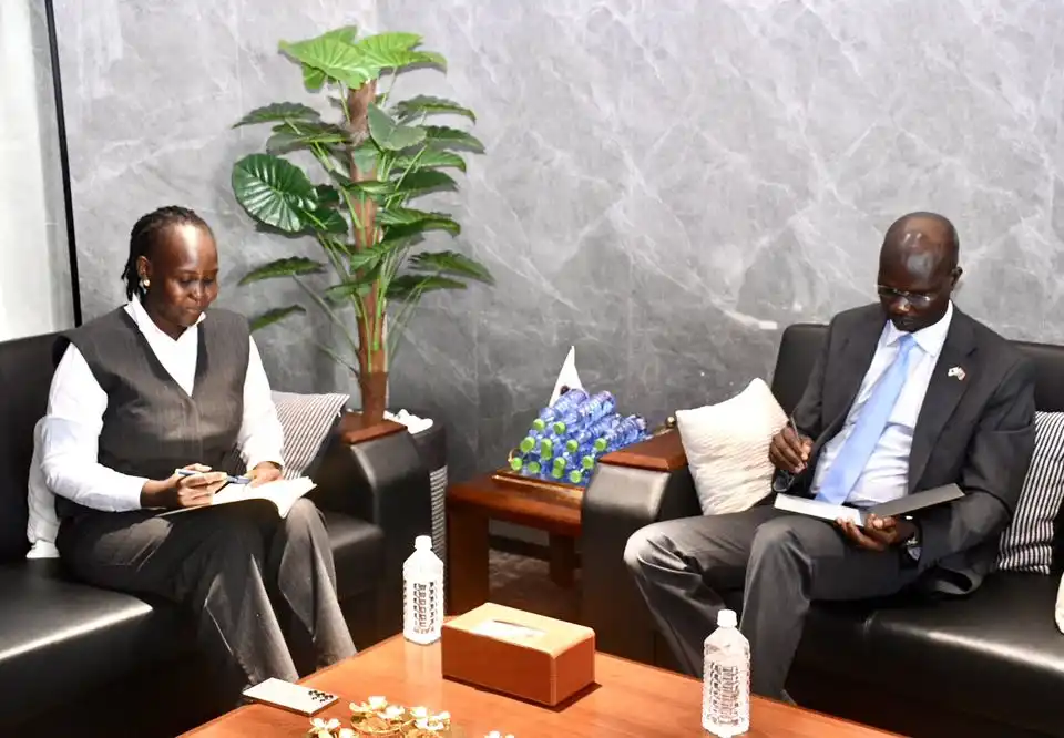 Central Bank and Trade Ministry Ask Traders to Bank Their Money Central Bank and Trade Ministry Ask Traders to Bank Their Money