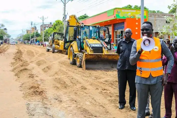 Mayor Swaka Leads City Road Fixing Plan Mayor Swaka Leads City Road Fixing Plan