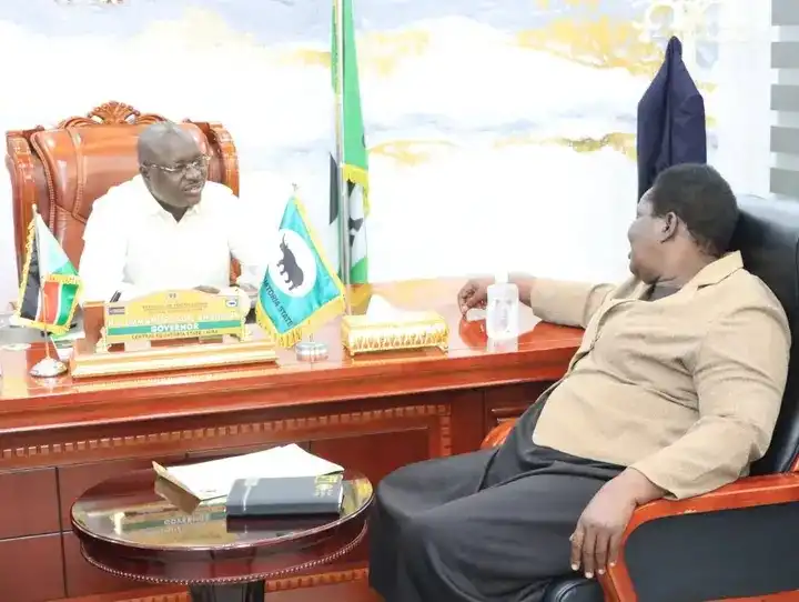 Lainya Commissioner Huda and Governor Adil during the meeting with Governor Adil at the state secretariate on Tuesday. Photo credit: Press Unit, office of the Governor