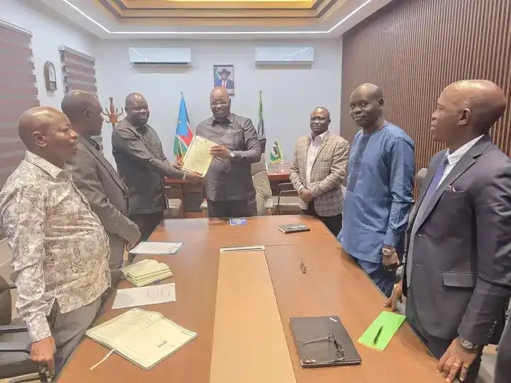 Mining Review Committee hands over draft policy to the state governor early this month. Photo credit: Press Unit, office of the Governor