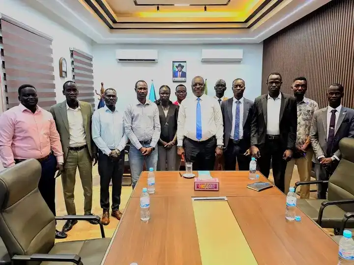 Governor Adil and Youth leaders in a group Photo