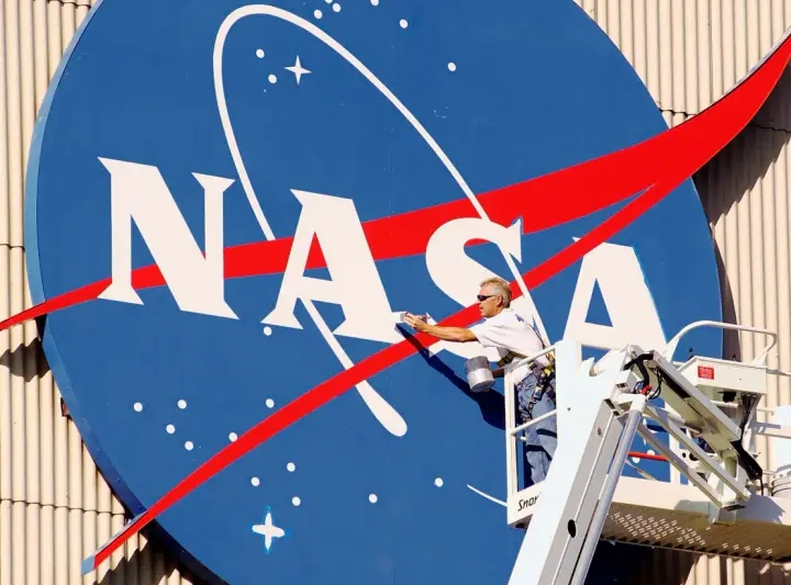 NASA Pours $590m Into Private Moon Landers