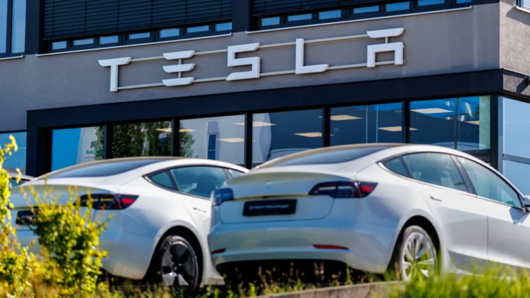 Tesla Shares Drop 7 Percent Despite Strong Delivery Figures