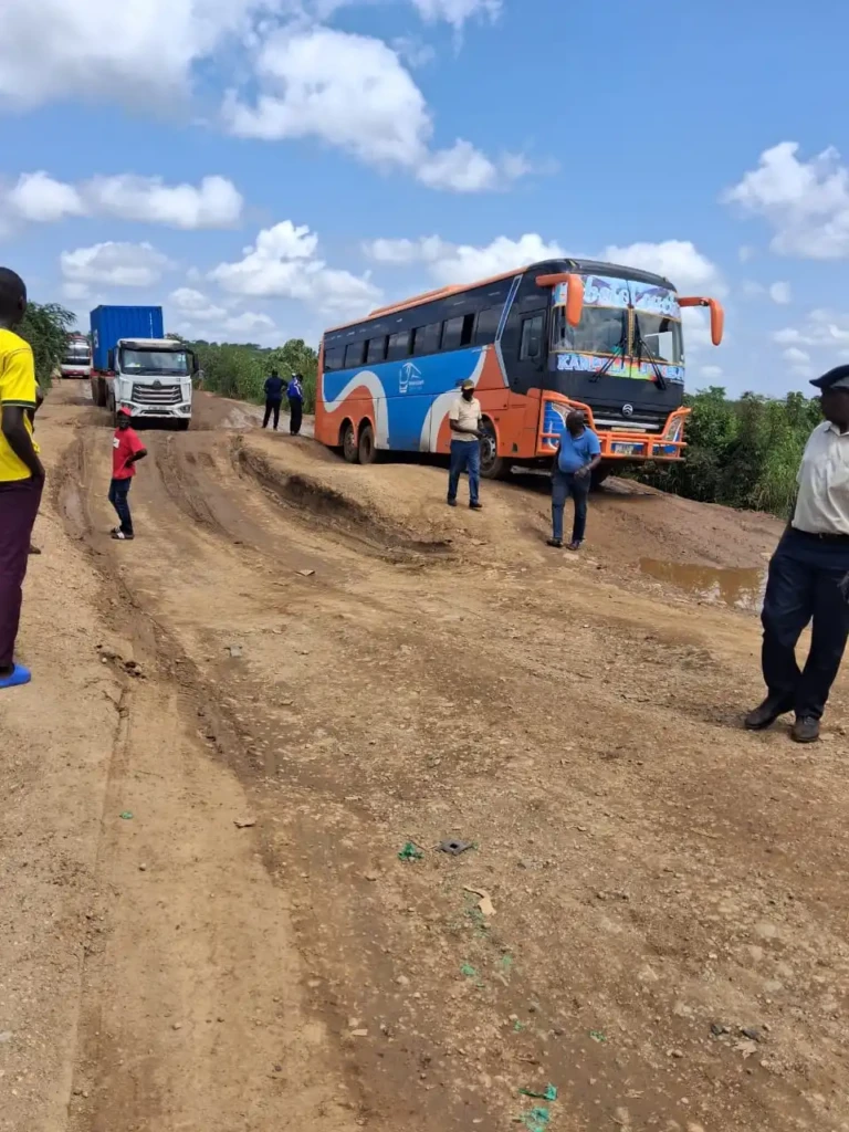 Buses, trucks and Passengers struggle to move on Juba-Nimule road. Photo credit-Handout