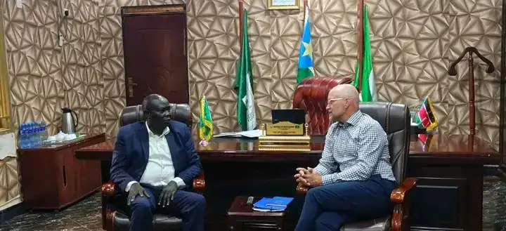 EU Ambassador (R) and commisisoner Malimbo (L)