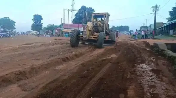 A grader working on Yerdan-Gemtel Street in Yei town