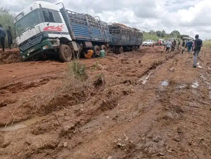 Stuck truck and Passengers along the Yei-Juba Road